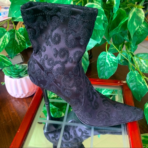 Donald Pliner Couture Embroidered M095 Boots 8 - Picture 1 of 16